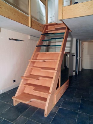 01 –  Escalier en frêne et meubles en sapin (Teinté)