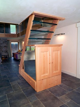 02 – Escalier en frêne et meubles en sapin (Teinté)