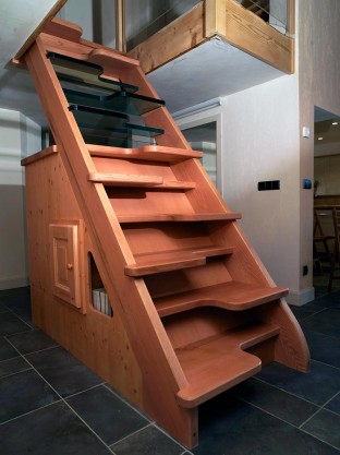 03 – Escalier en frêne et meubles en sapin (Teinté)